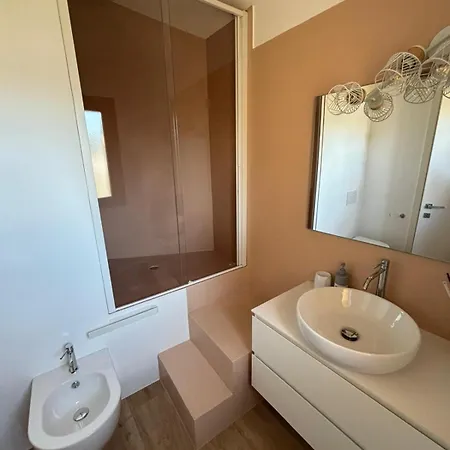 Alojamento de Acomodação e Pequeno-almoço In Attico Zona Mare *